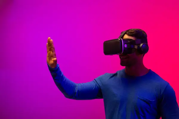 Biracial Affärsman Använder Headset Och Pekar Med Handen Neon Rosa — Stockfoto