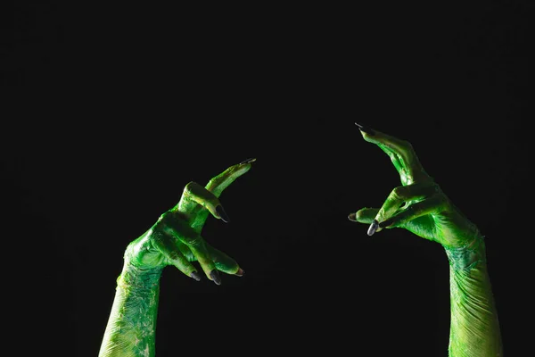 Gröna Monster Händer Med Svarta Naglar Sträcker Sig Svart Bakgrund — Stockfoto