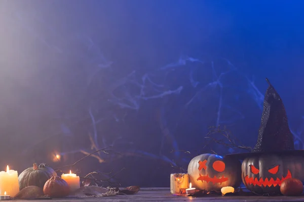 Gesneden Pompoenen Kaarsen Met Kopieerruimte Blauwe Achtergrond Herfst Herfst Halloween — Stockfoto