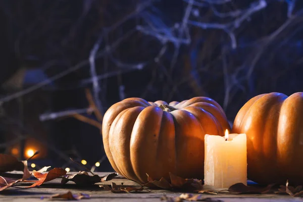 Pompoenen Kaarsen Spinnenwebdecoraties Met Kopieerruimte Zwarte Achtergrond Herfst Herfst Halloween — Stockfoto