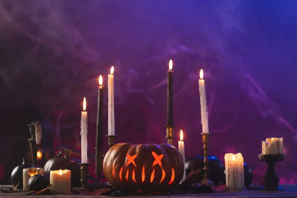 Pompoenen Kaarsen Met Kopieerruimte Paarse Achtergrond Herfst Herfst Halloween Traditie — Stockfoto