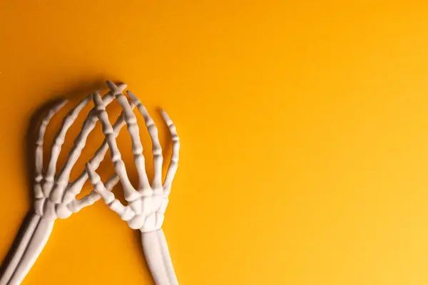 Πλαστικά Χέρια Σκελετού Αντίγραφο Χώρου Κίτρινο Φόντο Φθινόπωρο Φθινόπωρο Απόκριες — Φωτογραφία Αρχείου