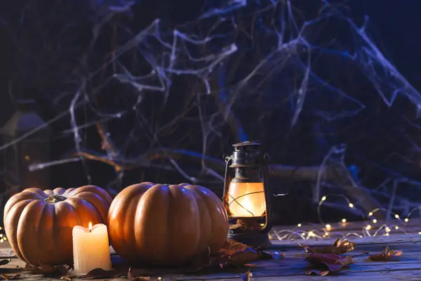 Pompoenen Lantaarns Spinnenwebdecoraties Met Kopieerruimte Zwarte Achtergrond Herfst Herfst Halloween — Stockfoto