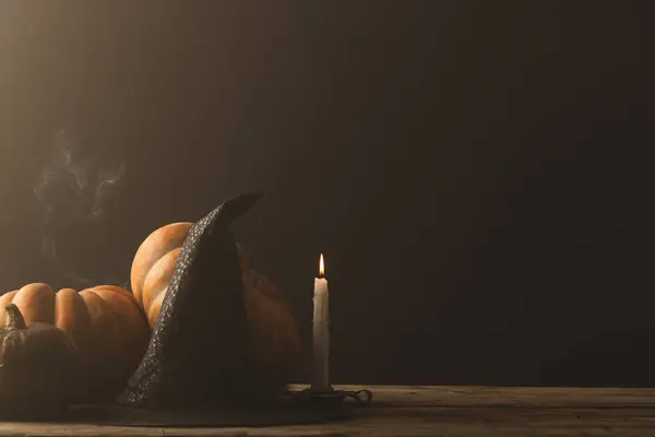 南瓜和女巫帽 燃烧的蜡烛 灰色背景的复制空间 万圣节 传统和庆祝概念 — 图库照片