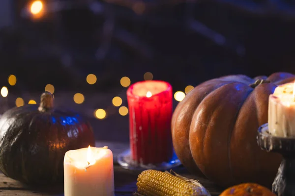 玉米芯和蜡烛 复制空间在黑暗的背景 万圣节 传统和庆祝概念 — 图库照片
