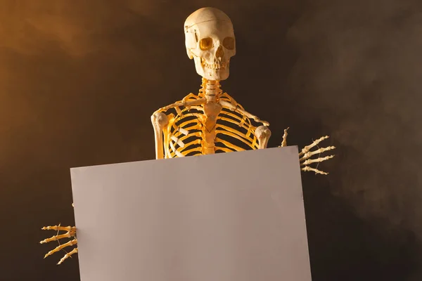Пластиковый Скелет Бумажным Листом Дымом Черном Фоне Осень Осень Хэллоуин — стоковое фото