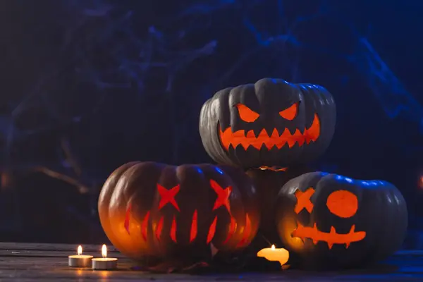 Gesneden Pompoenen Kaarsen Met Kopieerruimte Donkere Achtergrond Herfst Herfst Halloween — Stockfoto