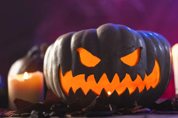 Gesneden Umpkin Brandende Kaars Paarse Achtergrond Herfst Herfst Halloween Traditie — Stockfoto