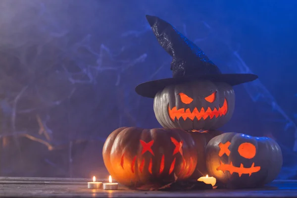Három Faragott Sütőtök Gyertya Kék Háttérrel Ősz Ősz Halloween Hagyomány — Stock Fotó