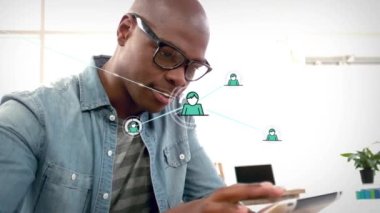 Afro-Amerikan iş adamlarının dijital tablet üzerinde çalıştığı profil ikonlarının animasyonu. Dijital bileşik, sosyal medya, telekomünikasyon, teknoloji, portre, iş ve ofis.