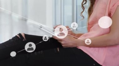 Dijital tablet üzerinde çalışan Kafkas iş kadını üzerine bağlı profil simgelerinin animasyonu. Dijital bileşik, sosyal medya, telekomünikasyon, teknoloji, eller, iş ve ofis kavramı.