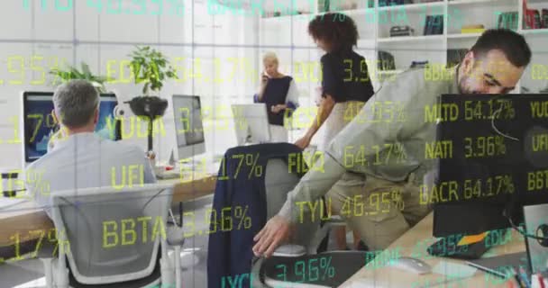 网格模式的动画 在坐在椅子上和桌面上工作的高加索人的交易板 数字合成 多重曝光 股票市场和技术 — 图库视频影像