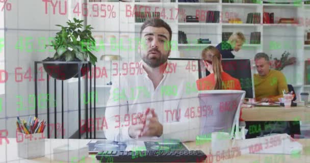 Анімація Торгової Ради Над Кавказькою Людиною Обговорює Звіти Про Відеодзвінки — стокове відео