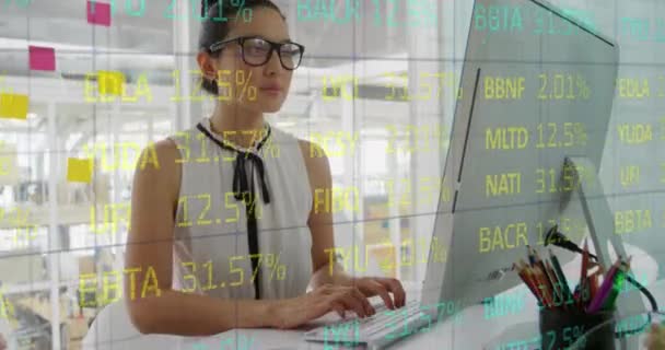 在办公室的台式机上工作的女人身上动画的网格模式和交易板 数字合成 多重曝光 三维和技术概念 — 图库视频影像