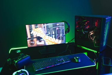 Bilgisayar bileşimi, neon arkaplanda kopya alanı olan video oyunu aksesuarları. Video oyunu ve dijital bağlantılar konsepti dijital olarak oluşturulmuş görüntü.