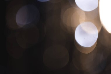 Koyu arkaplanda fotokopi alanı olan beyaz ve mavi Bokeh ışıkları. Işık, renk ve şekil kavramı dijital olarak oluşturuldu.