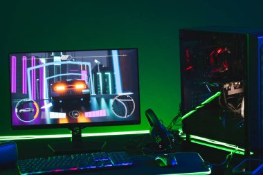 Bilgisayar bileşimi, neon arkaplanda kopya alanı olan video oyunu aksesuarları. Video oyunu ve dijital bağlantılar konsepti dijital olarak oluşturulmuş görüntü.