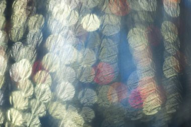 Koyu arkaplanda fotokopi alanı olan beyaz ışıklar. Işık, renk ve şekil kavramı dijital olarak oluşturuldu.