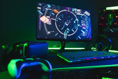 Bilgisayar bileşimi, neon arkaplanda kopya alanı olan video oyunu aksesuarları. Video oyunu ve dijital bağlantılar konsepti dijital olarak oluşturulmuş görüntü.