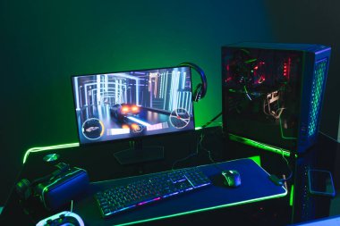 Bilgisayar bileşimi, neon arkaplanda kopya alanı olan video oyunu aksesuarları. Video oyunu ve dijital bağlantılar konsepti dijital olarak oluşturulmuş görüntü.