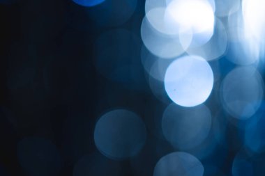 Koyu arkaplanda fotokopi alanı olan mavi ışıklar. Işık, renk ve şekil kavramı dijital olarak oluşturuldu.