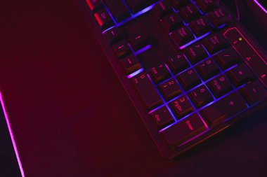 Neon arkaplanda kopyalama alanı olan bilgisayar klavyesinin birleşimi. Video oyunu ve dijital bağlantılar konsepti dijital olarak oluşturulmuş görüntü.