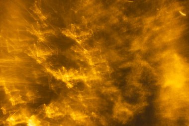 Koyu arkaplanda fotokopi alanı olan sarı bokeh bulanık ışıklar. Işık, renk ve şekil kavramı dijital olarak oluşturuldu.