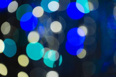 Koyu arkaplanda kopyalama alanı olan çok renkli bokeh ışıkları. Işık, renk ve şekil kavramı dijital olarak oluşturuldu.