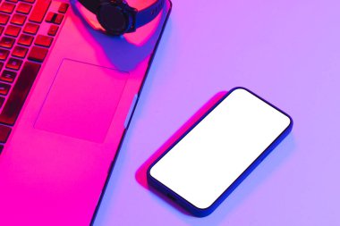 Dizüstü bilgisayar, akıllı semer, arka planda fotokopi alanı olan akıllı telefon. Video oyunu ve dijital bağlantılar konsepti dijital olarak oluşturulmuş görüntü.