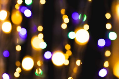 Koyu arkaplanda kopyalama alanı olan çok renkli bokeh ışıkları. Işık, renk ve şekil kavramı dijital olarak oluşturuldu.