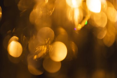 Koyu arkaplanda fotokopi alanı olan sarı ışık. Işık, renk ve şekil kavramı dijital olarak oluşturuldu.