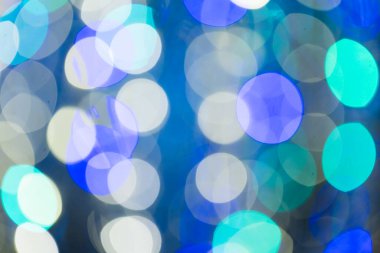 Koyu arkaplanda kopyalama alanı olan çok renkli bokeh ışıkları. Işık, renk ve şekil kavramı dijital olarak oluşturuldu.