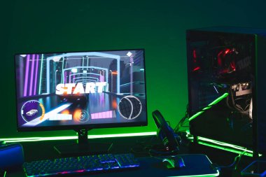 Bilgisayar bileşimi, neon arkaplanda kopya alanı olan video oyunu aksesuarları. Video oyunu ve dijital bağlantılar konsepti dijital olarak oluşturulmuş görüntü.