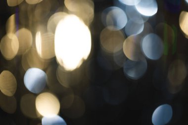 Koyu arkaplanda fotokopi alanı olan beyaz ve mavi Bokeh ışıkları. Işık, renk ve şekil kavramı dijital olarak oluşturuldu.