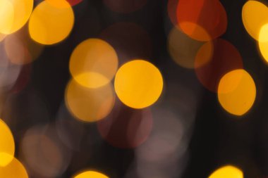 Koyu arkaplanda kopyalama alanı olan çok renkli bokeh ışıkları. Işık, renk ve şekil kavramı dijital olarak oluşturuldu.