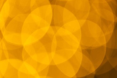 Sarı arka planda kopyalama alanı olan çoklu sarı bokeh ışıkları. Işık, renk ve şekil kavramı dijital olarak oluşturuldu.