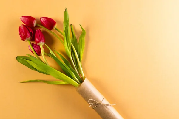 Manojo Tulipanes Rojos Espacio Copia Sobre Fondo Naranja Concepto Flor — Foto de Stock