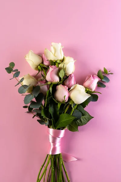 Vertikales Bild Von Rosa Und Weißen Rosenblüten Und Kopierraum Auf — Stockfoto
