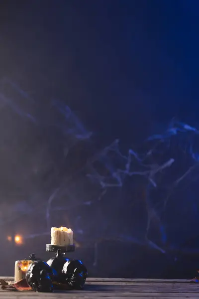 Verticaal Beeld Van Pompoen Schedels Kaarsen Met Kopieerruimte Donkere Achtergrond — Stockfoto