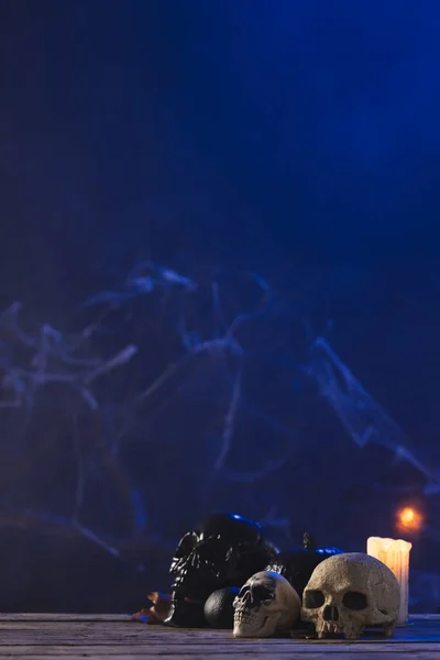 カボチャ 頭蓋骨 ろうそく 暗い背景のコピースペースの垂直画像 ハロウィーン お祝いのコンセプト — ストック写真