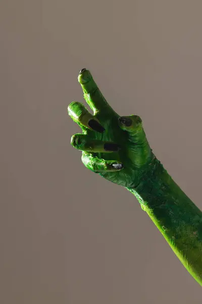 Imagen Vertical Mano Monstruo Verde Con Uñas Negras Haciendo Gesto — Foto de Stock