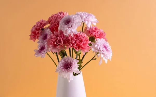Roze Bloemen Witte Vaas Kopieer Ruimte Oranje Achtergrond Bloem Plant — Stockfoto