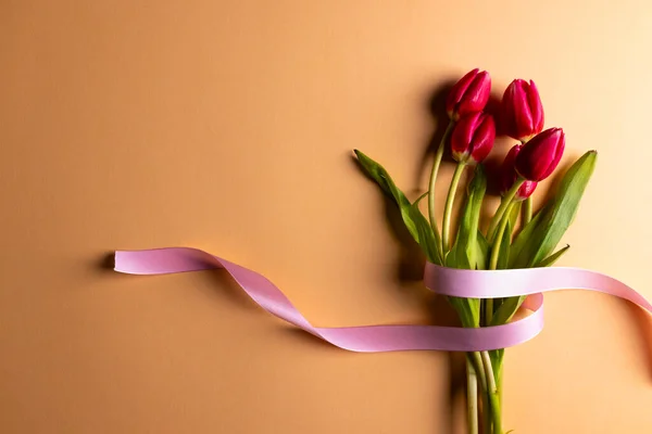 Imagen Vertical Racimo Tulipanes Rojos Con Cinta Rosa Espacio Copia — Foto de Stock