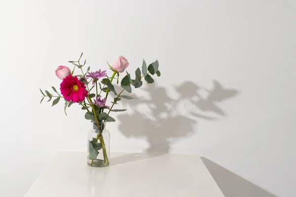 Roze Bloemen Glazen Vaas Kopieer Ruimte Witte Achtergrond Bloem Plant — Stockfoto
