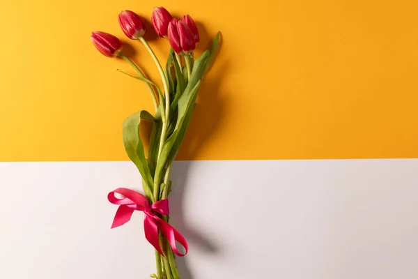 Manojo Tulipanes Rojos Espacio Copia Sobre Fondo Naranja Blanco Concepto — Foto de Stock
