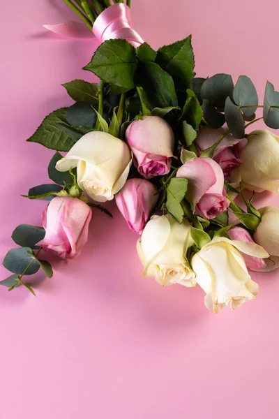 Vertikales Bild Von Rosa Und Weißen Rosenblüten Und Kopierraum Auf — Stockfoto