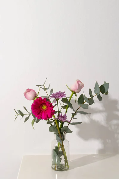 Вертикальное Изображение Розовых Цветов Стеклянной Вазе Пространство Копирования Белом Фоне — стоковое фото