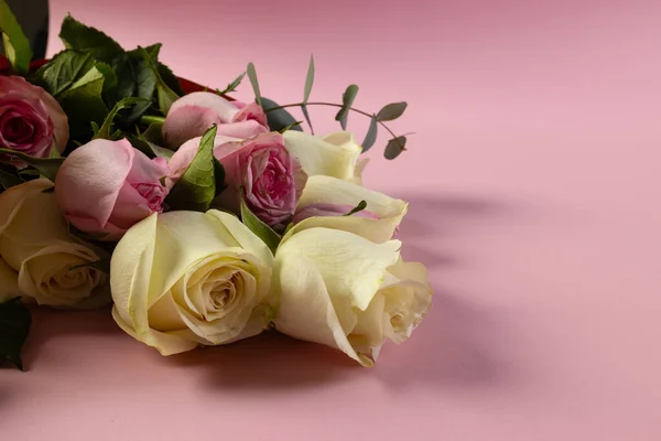 Ein Bündel Rosa Und Weißer Rosen Mit Kopierraum Auf Rosa — Stockfoto