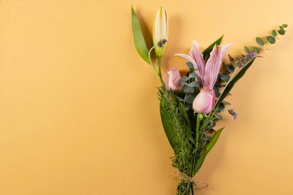 Turuncu Arka Planda Fotokopi Alanı Olan Pembe Beyaz Çiçekler Çiçek — Stok fotoğraf