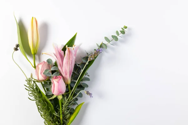 Ein Bündel Rosa Und Weißer Blumen Mit Kopierraum Auf Weißem — Stockfoto